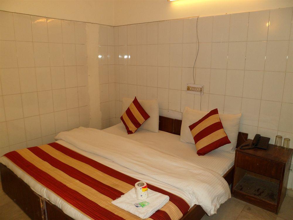Hotel Arjun Új-Delhi Kültér fotó