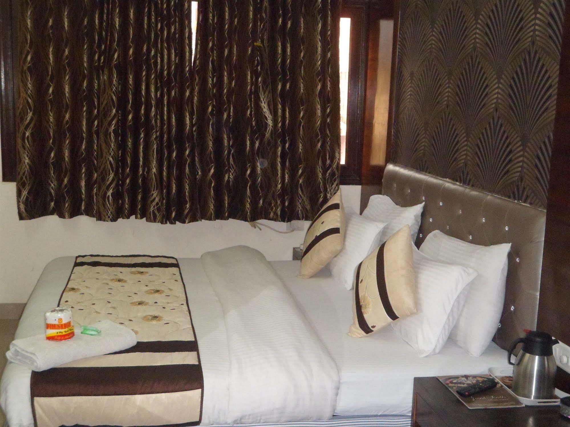 Hotel Arjun Új-Delhi Kültér fotó