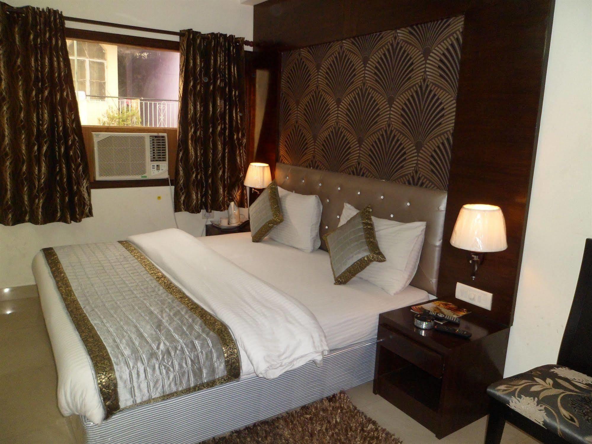 Hotel Arjun Új-Delhi Kültér fotó